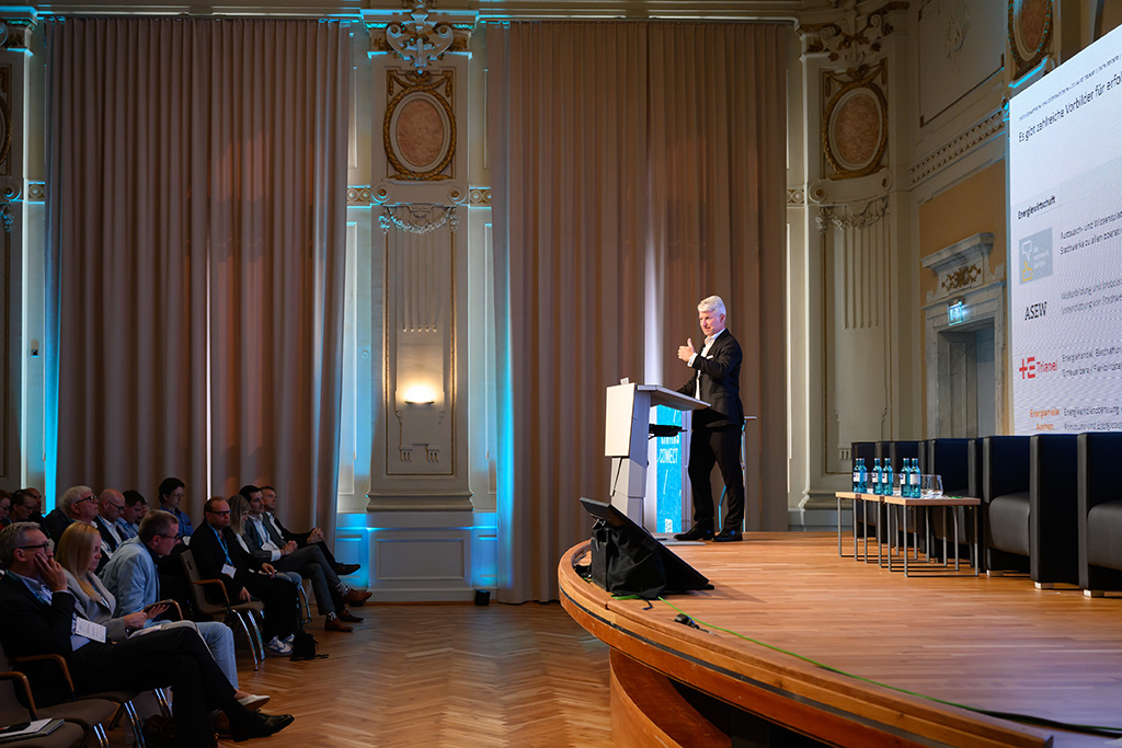 187MMZ_9332_MICHAEL_C_MOELLER