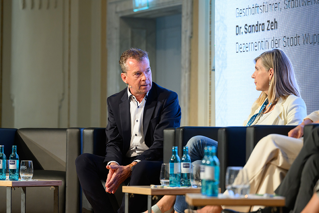 233MM8_2895_MICHAEL_C_MOELLER